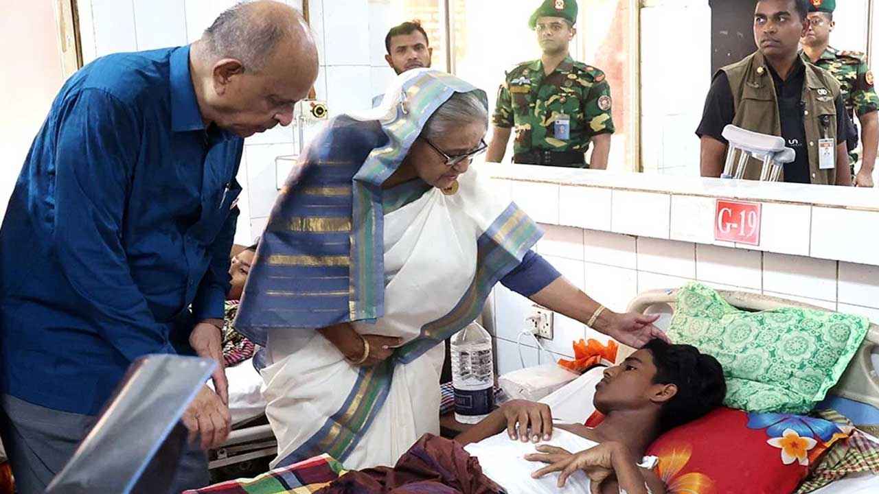 হাসপাতালে গিয়ে ‘নো ট্রিটমেন্ট’ ‘নো রিলিজ’ নির্দেশ দিয়েছিলেন হাসিনা: চিফ প্রসিকিউটর